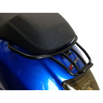 Zadní nosič zavazadel Moto Nostra černý matný s madlem pro spolujezdce pro Vespa GT, GTL, GTV, GTS, GTS Super, GTS HPE, GT60 125-300ccm